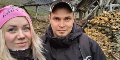 Gravide Charlotte druknet i gjeld. Så inviterte sjefen henne inn på kontoret